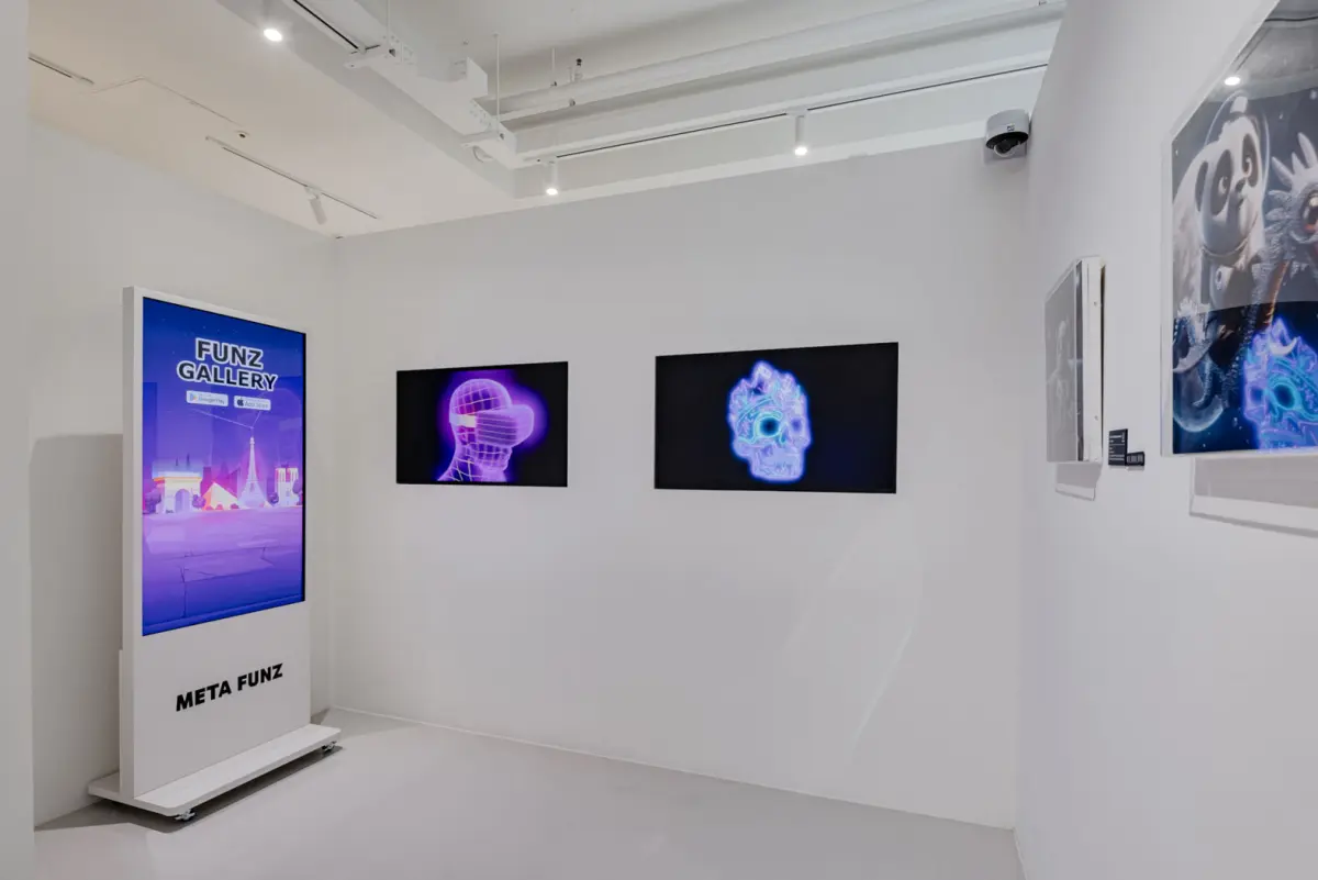 화이트 큐브에 담긴 네온빛 NFT 갤러리 인테리어